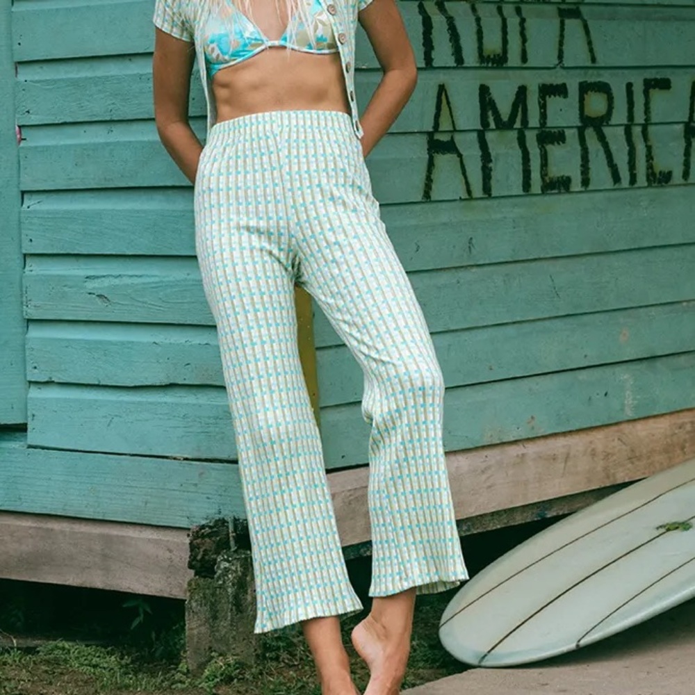 NWT Billabong Come Back Cheery Cropped
Ribbed Flattering Pull on Pants